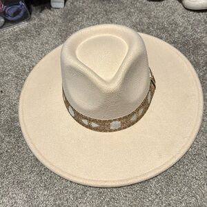 Women’s beige polyester/wool flat brim hat